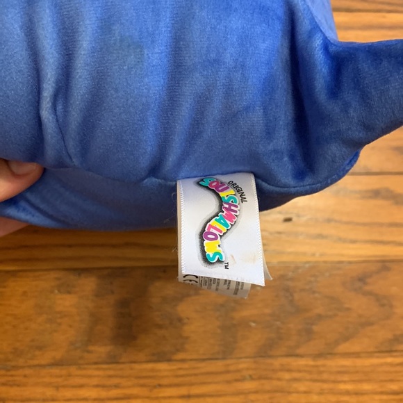 A very cute axolotl with a bunch of different blue shades - Picture 2 of 2